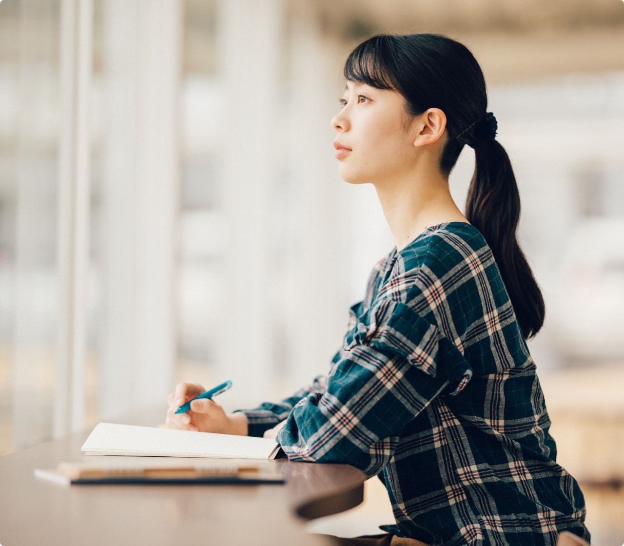 受験日程｜勉強する女性