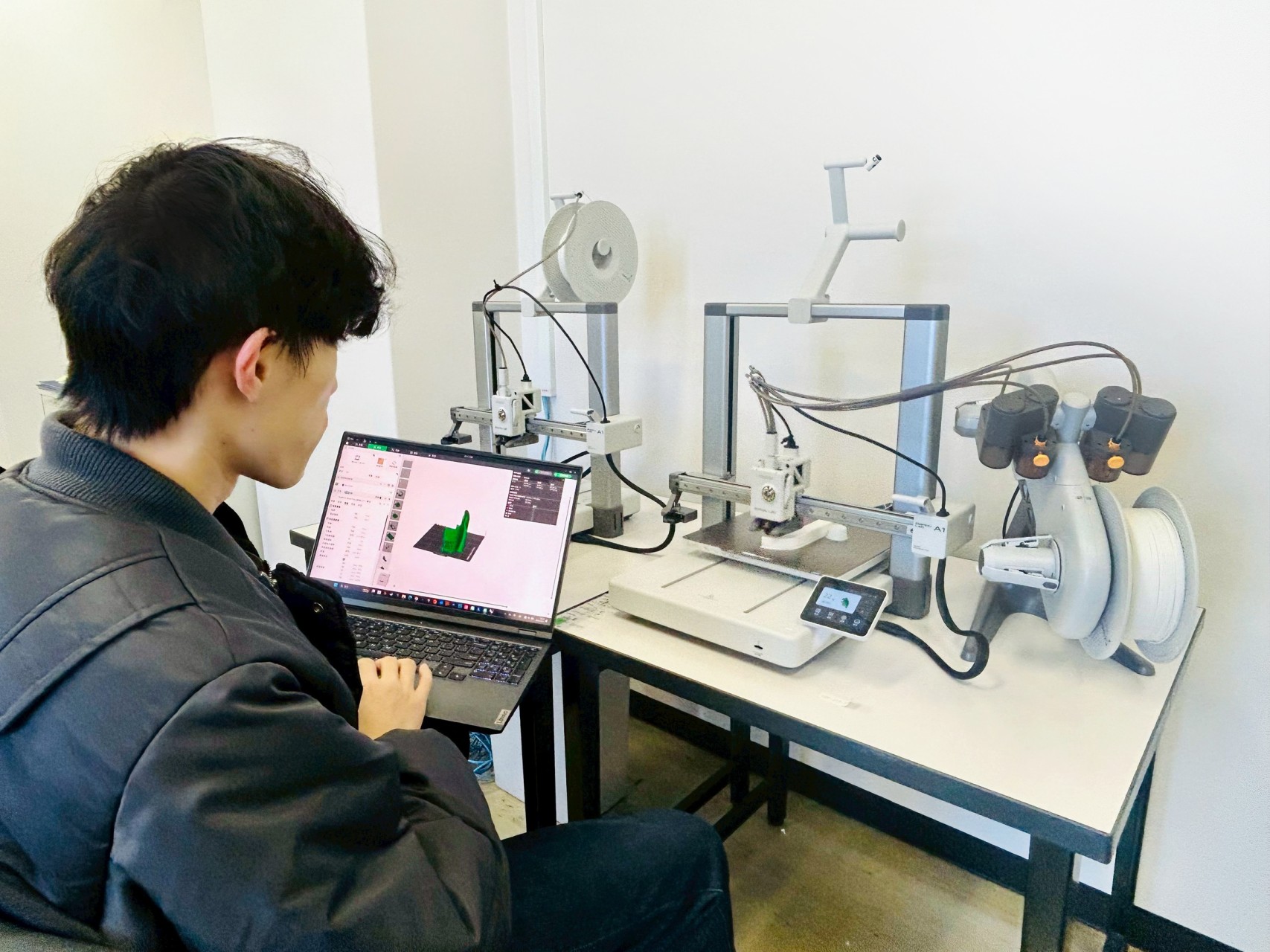 知能ロボット＆プロダクト設計フィールドの代表授業２：「ラピッドプロトタイピング」